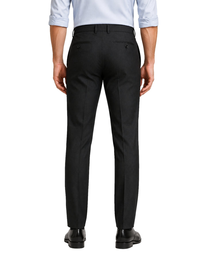 Hombre vistiendo un pantalón formal de color gris oscuro con zapatos negros