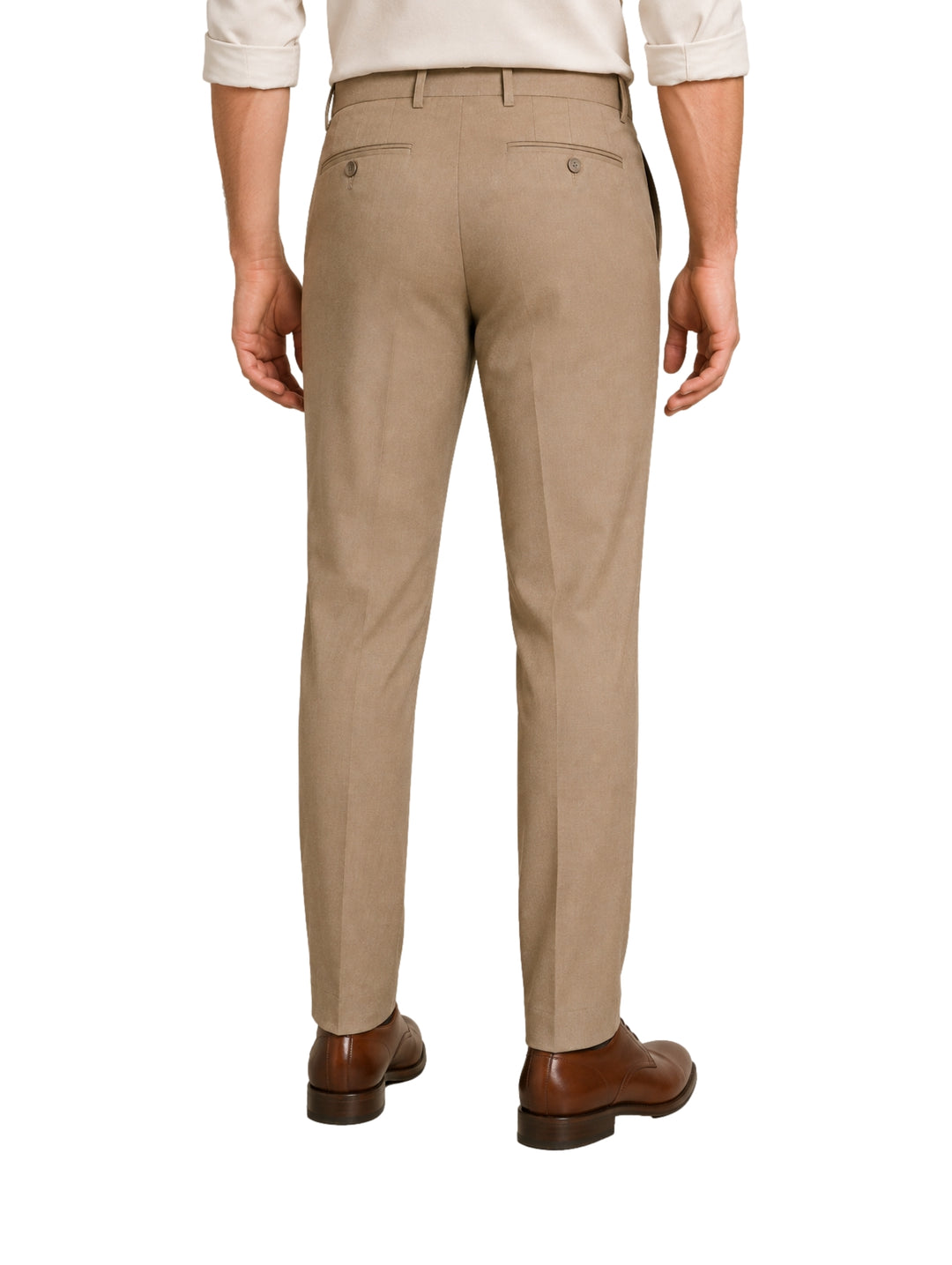 Vista posterior de pantalón color kaki para hombre con corte recto.