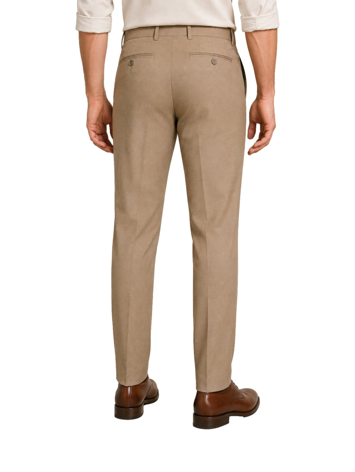Vista posterior de pantalón color kaki para hombre con corte recto.
