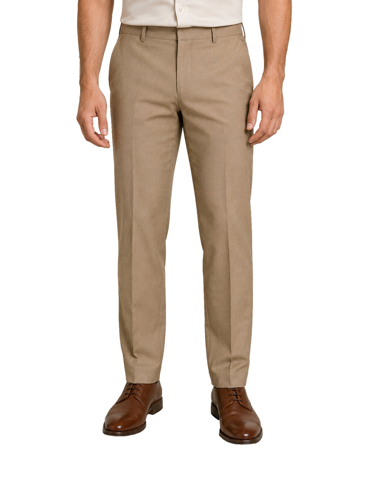 Vista posterior de pantalón color kaki para hombre con corte recto.