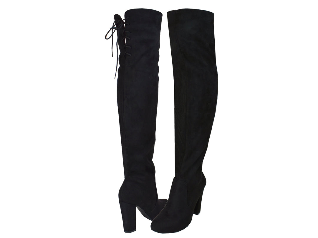 Par de botas altas color negro para mujer con tacón grueso y detalles de agujetas en la parte posterior.