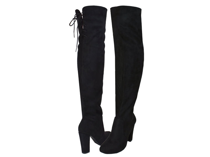 Par de botas altas color negro para mujer con tacón grueso y detalles de agujetas en la parte posterior.
