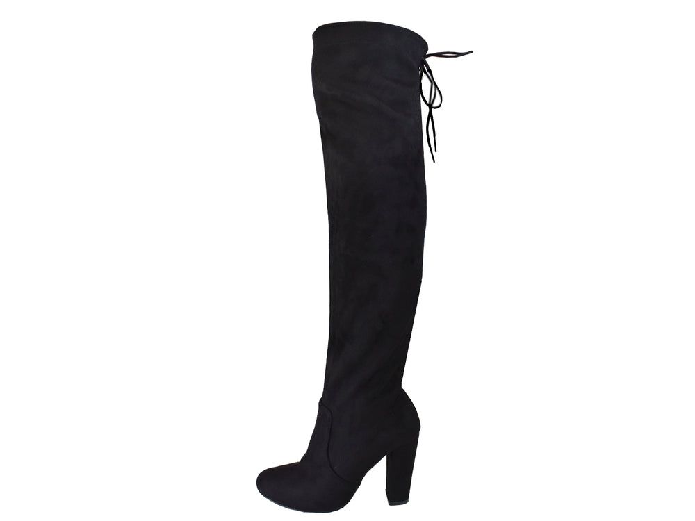 Par de botas altas color negro para mujer con tacón grueso y detalles de agujetas en la parte posterior.