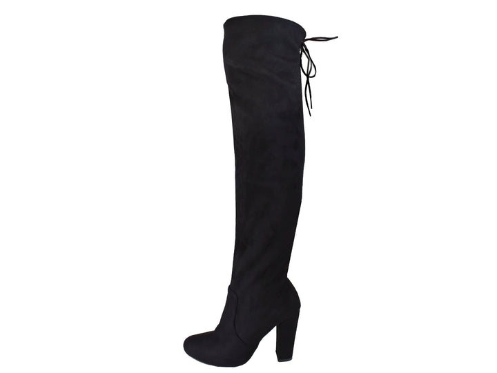 Par de botas altas color negro para mujer con tacón grueso y detalles de agujetas en la parte posterior.