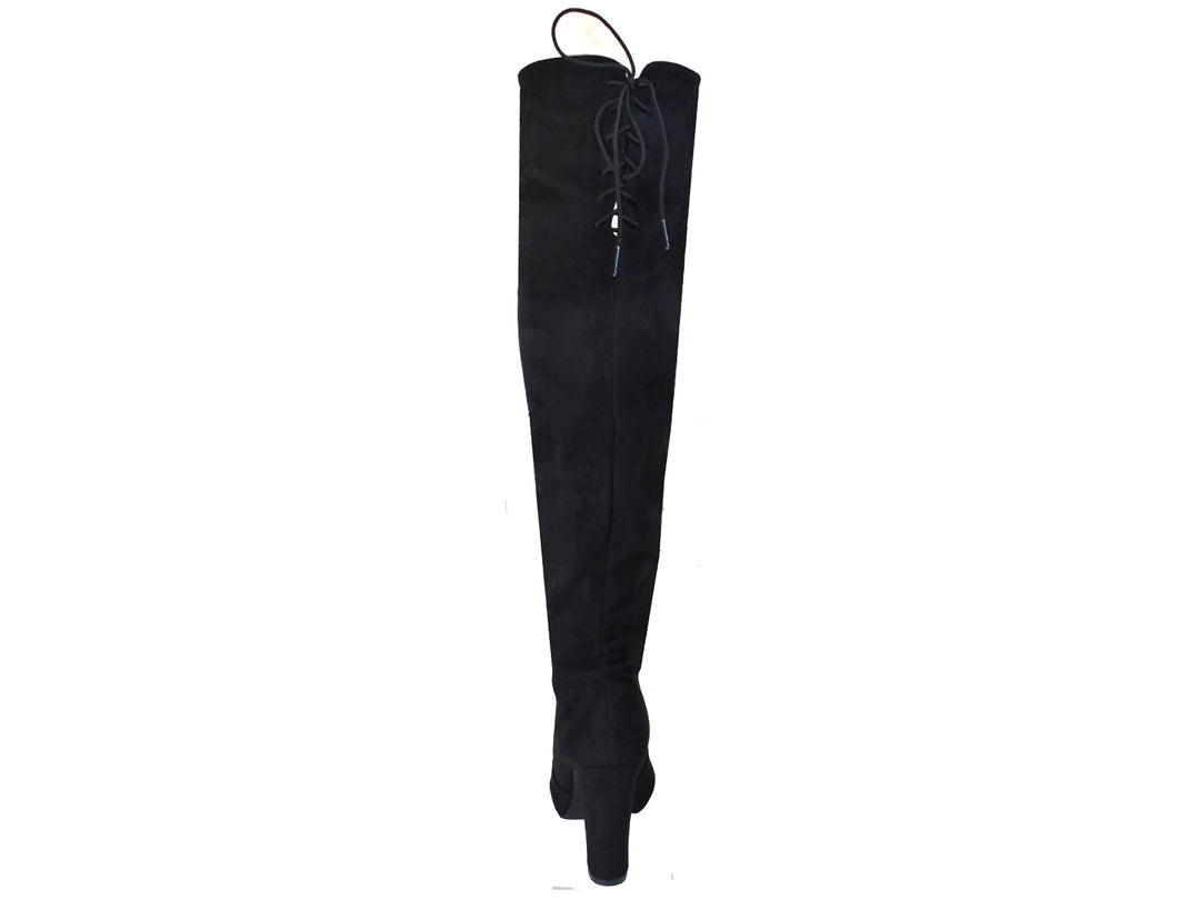 Par de botas altas color negro para mujer con tacón grueso y detalles de agujetas en la parte posterior.
