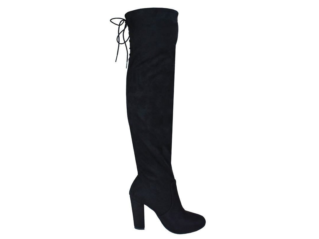 Par de botas altas color negro para mujer con tacón grueso y detalles de agujetas en la parte posterior.