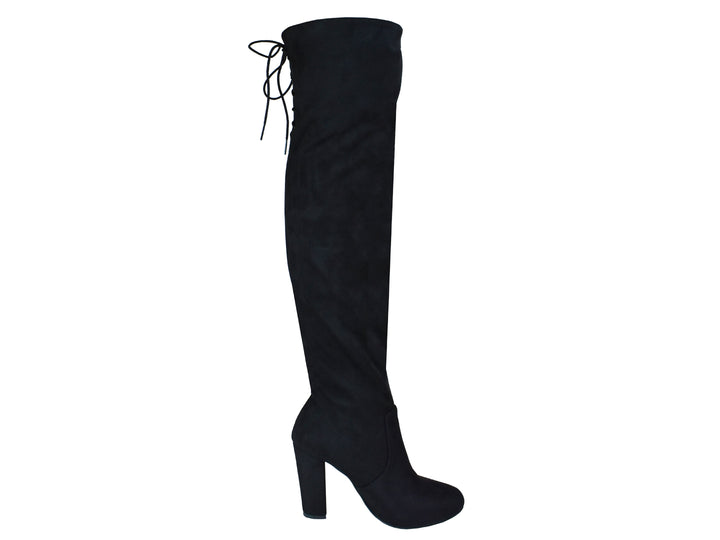 Par de botas altas color negro para mujer con tacón grueso y detalles de agujetas en la parte posterior.