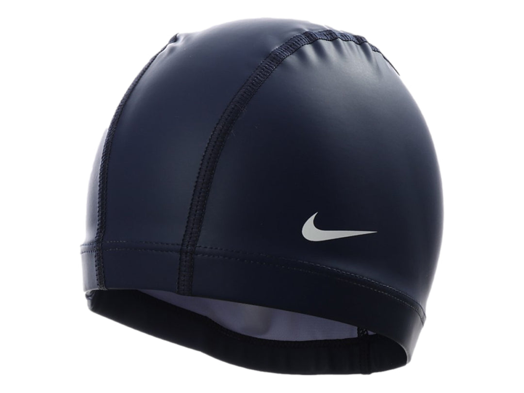 Gorra de natación Nike Swim en color azul marino con logotipo blanco lateral.
