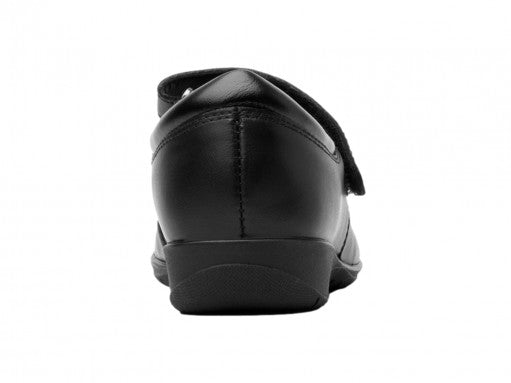 Zapato Flexi para niño o niña en color negro con correa de ajuste y forro interior rojo.