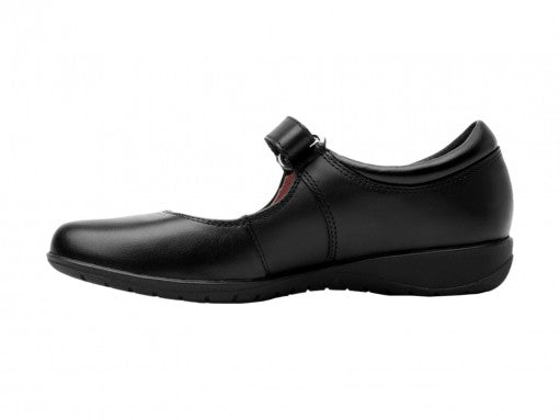 Zapato Flexi para niño o niña en color negro con correa de ajuste y forro interior rojo.