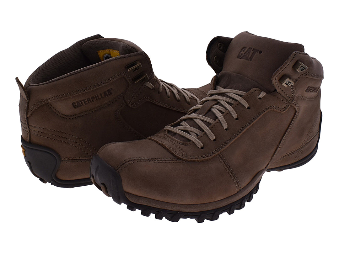 Botín Caterpillar de cuero color marrón con suela negra robusta y cordones.