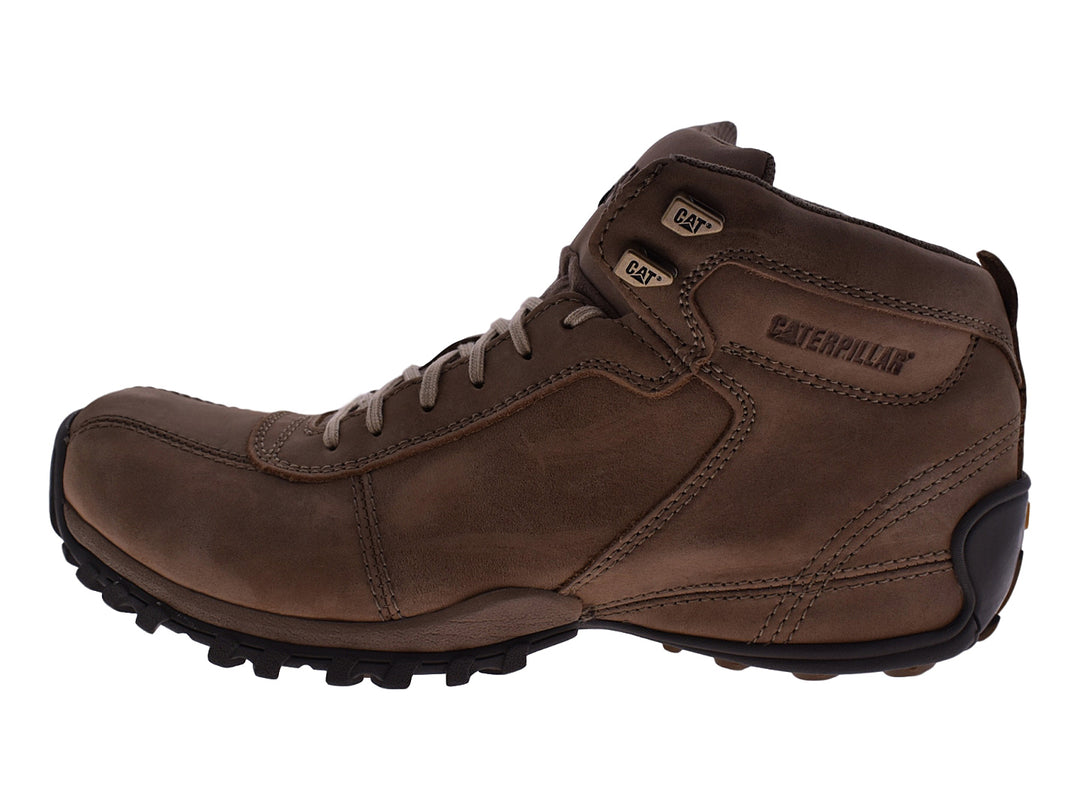 Botín Caterpillar de cuero color marrón con suela negra robusta y cordones.