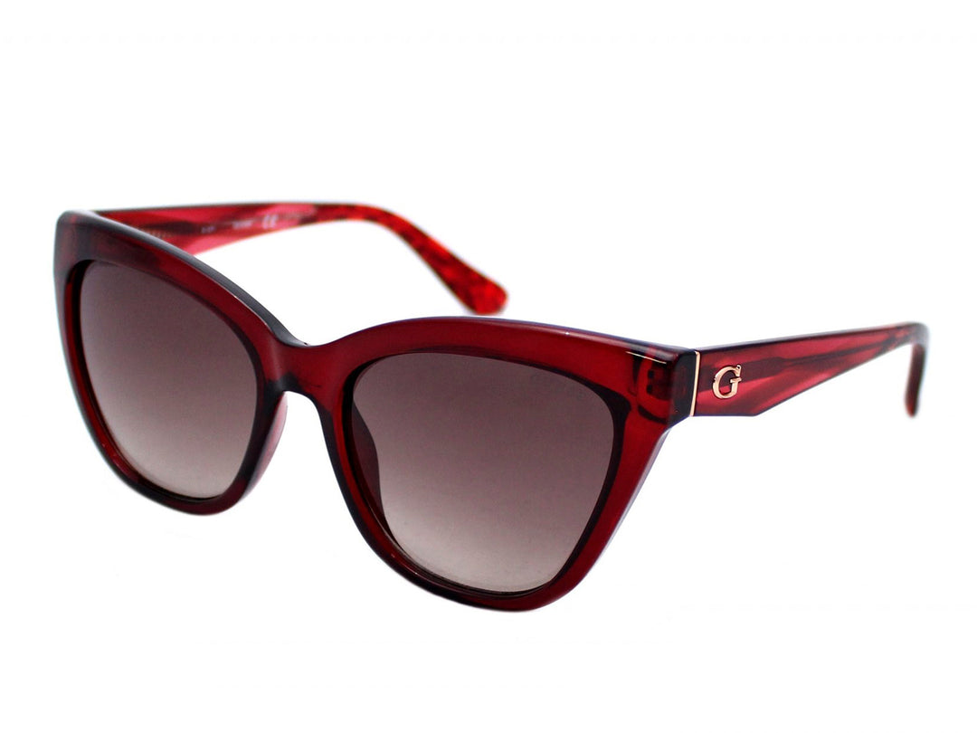 Lentes de sol Guess para mujer con montura roja translúcida y cristales oscuros.