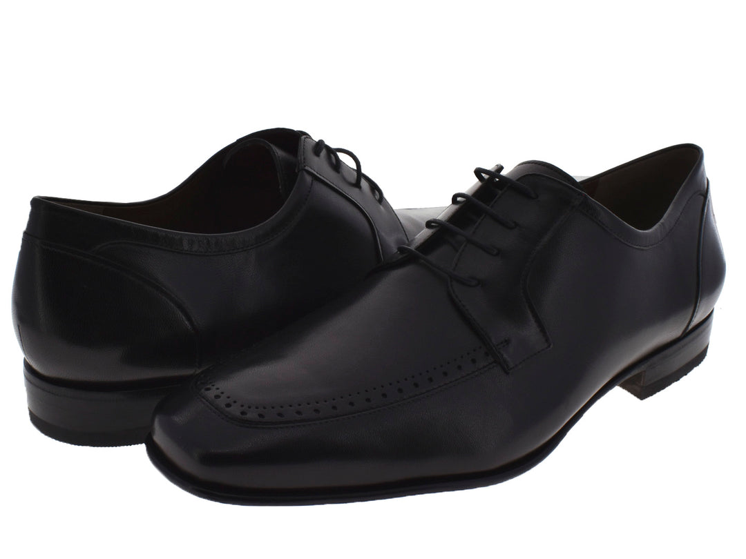Par de zapatos negros de cuero para hombre con cordones y detalles perforados.