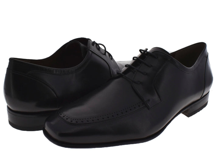 Par de zapatos negros de cuero para hombre con cordones y detalles perforados.