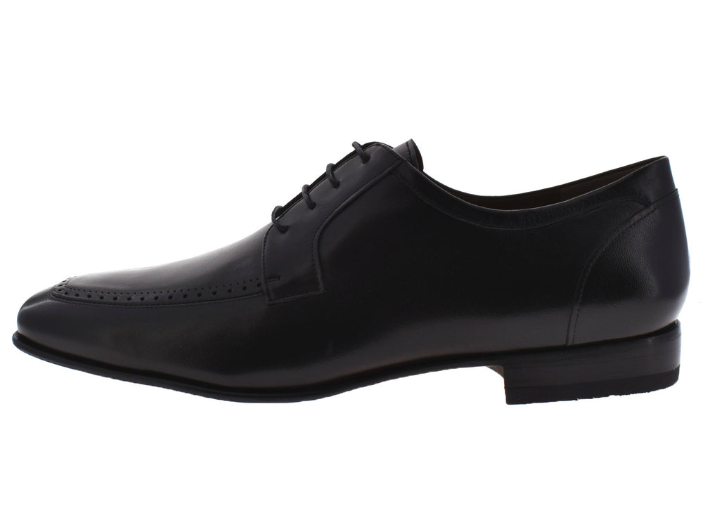 Par de zapatos negros de cuero para hombre con cordones y detalles perforados.