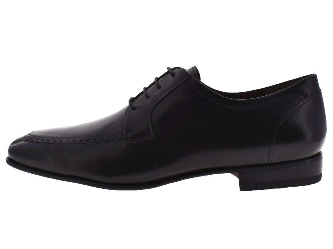 Par de zapatos negros de cuero para hombre con cordones y detalles perforados.