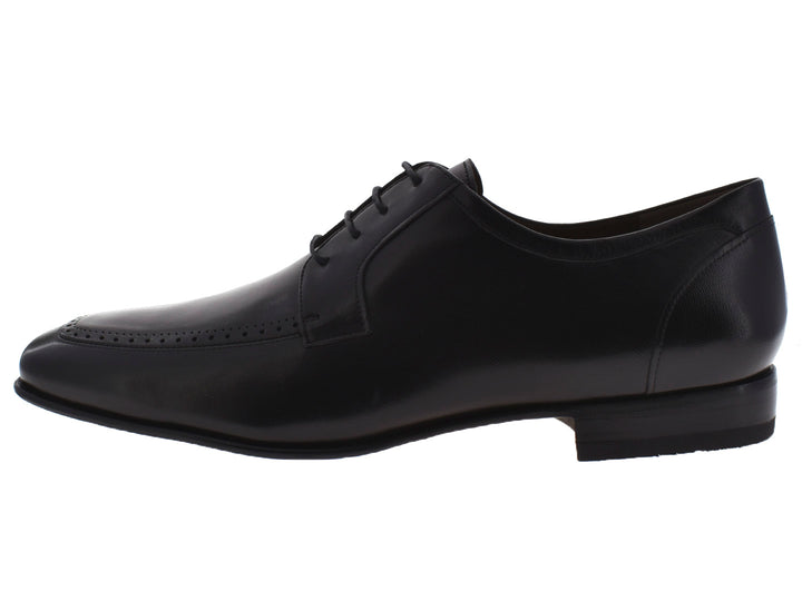 Par de zapatos negros de cuero para hombre con cordones y detalles perforados.