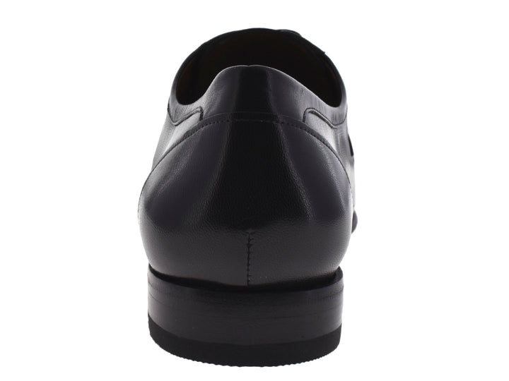 Par de zapatos negros de cuero para hombre con cordones y detalles perforados.