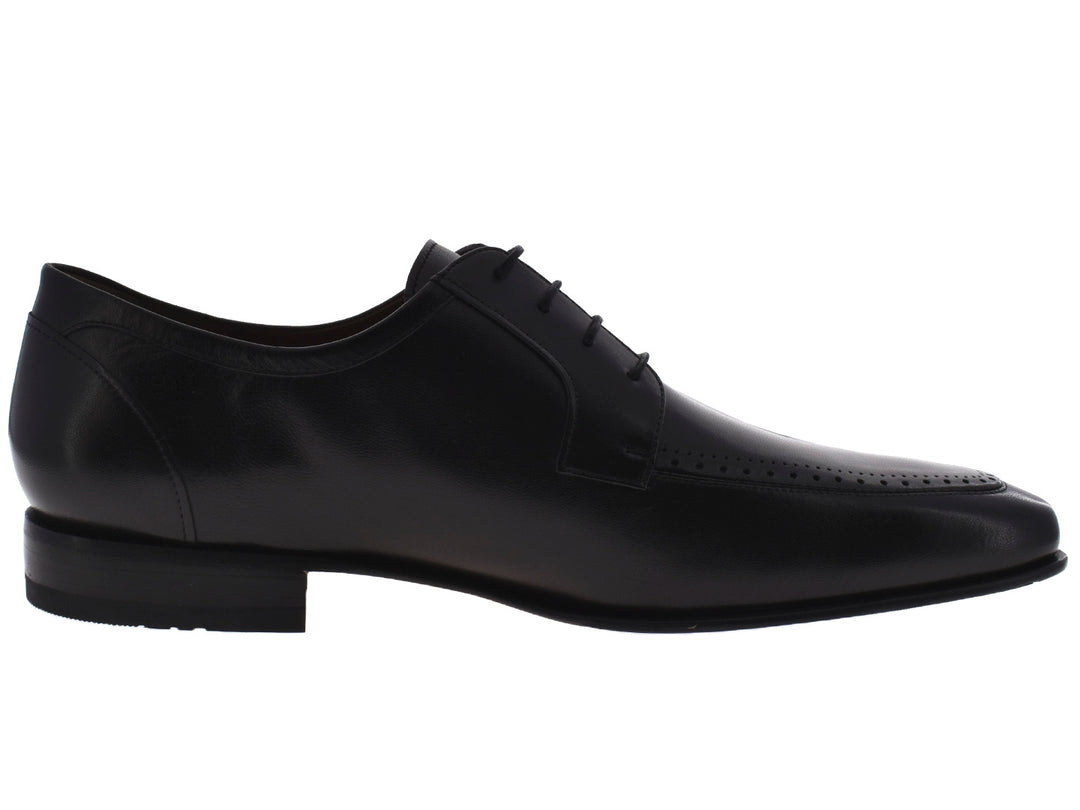 Par de zapatos negros de cuero para hombre con cordones y detalles perforados.