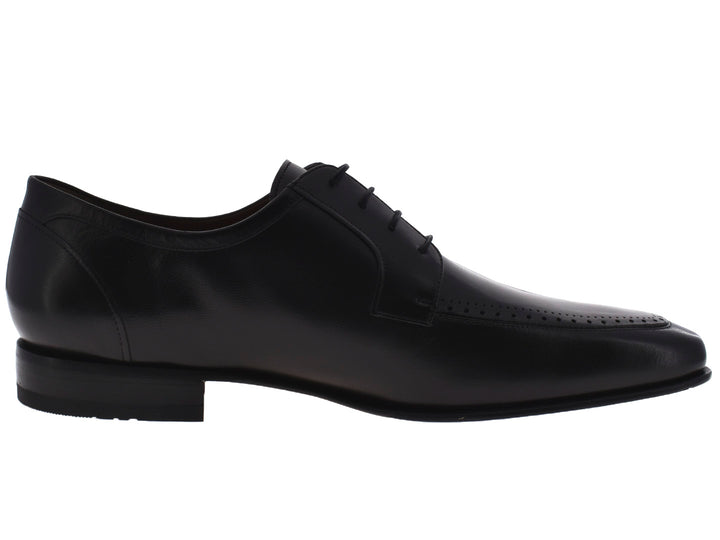 Par de zapatos negros de cuero para hombre con cordones y detalles perforados.