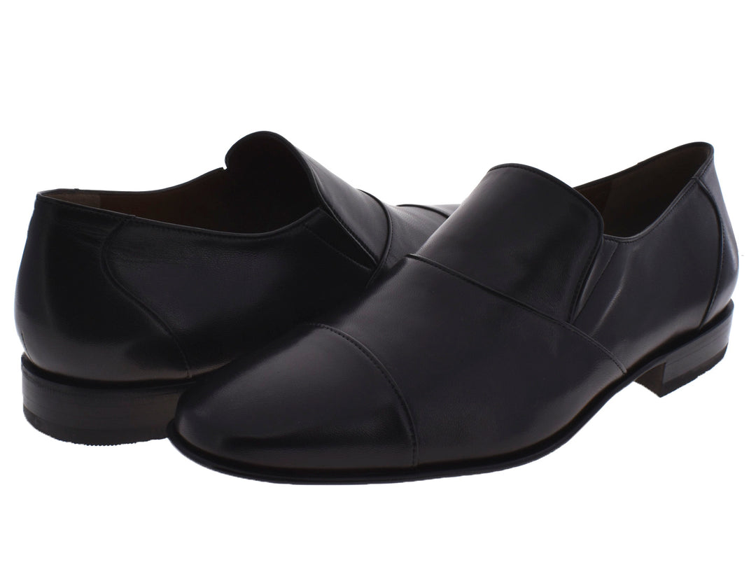 Par de zapatos negros para hombre estilo slip-on de material liso y brillante.