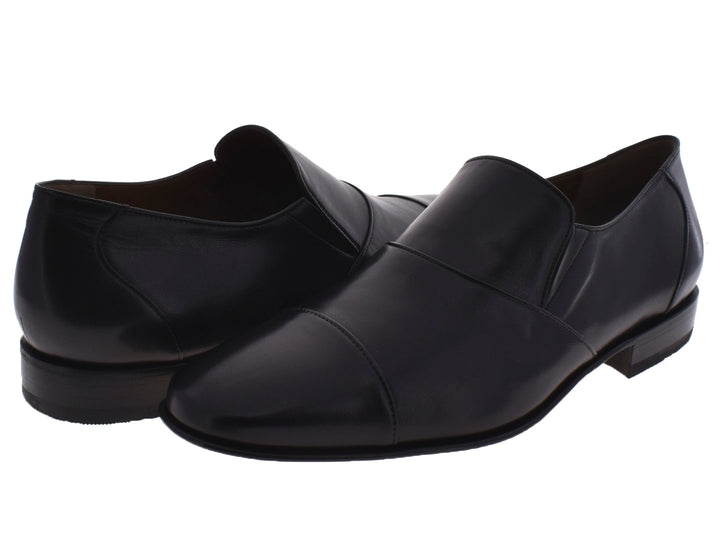 Par de zapatos negros para hombre estilo slip-on de material liso y brillante.