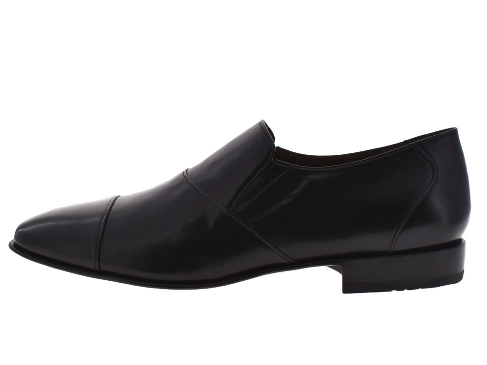 Par de zapatos negros para hombre estilo slip-on de material liso y brillante.