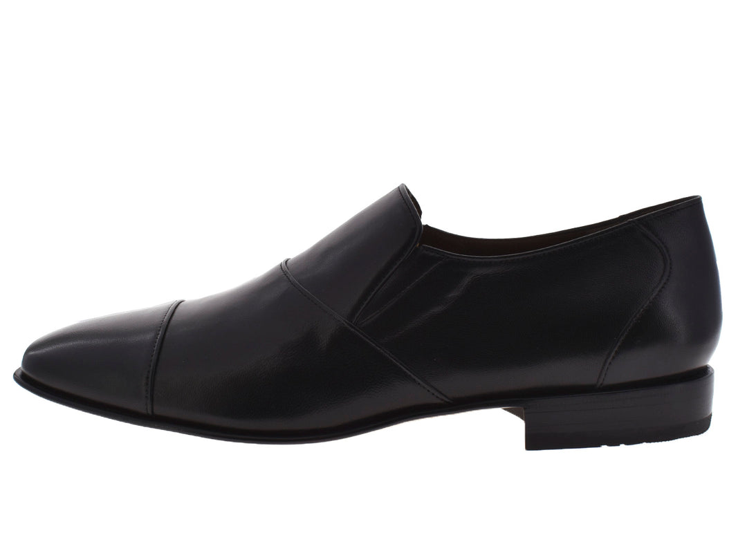 Par de zapatos negros para hombre estilo slip-on de material liso y brillante.