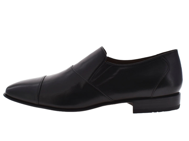 Par de zapatos negros para hombre estilo slip-on de material liso y brillante.