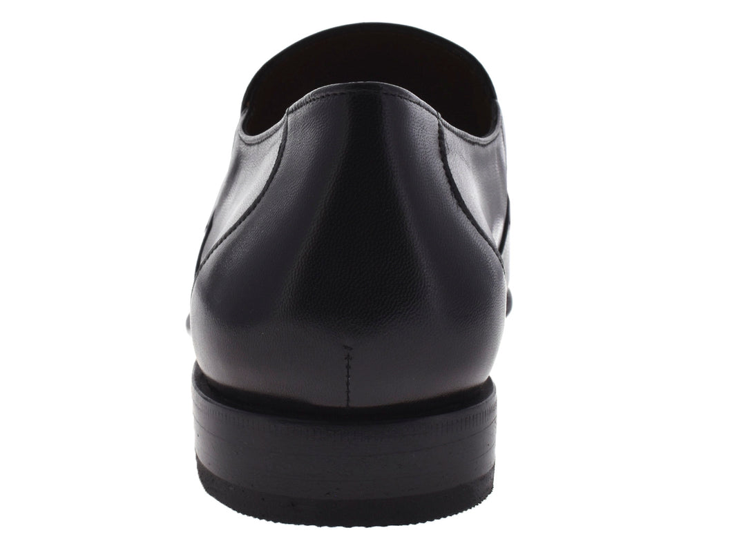 Par de zapatos negros para hombre estilo slip-on de material liso y brillante.