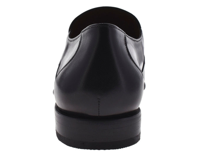 Par de zapatos negros para hombre estilo slip-on de material liso y brillante.