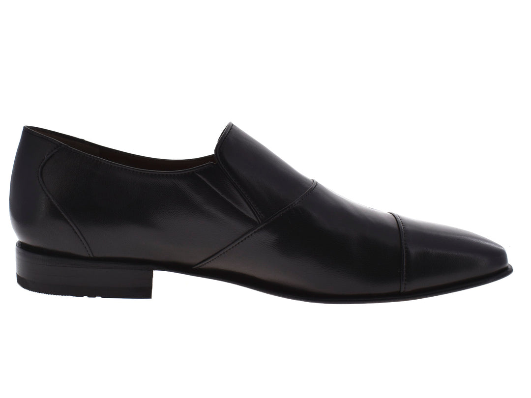 Par de zapatos negros para hombre estilo slip-on de material liso y brillante.