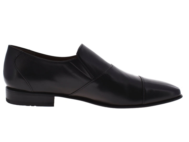 Par de zapatos negros para hombre estilo slip-on de material liso y brillante.