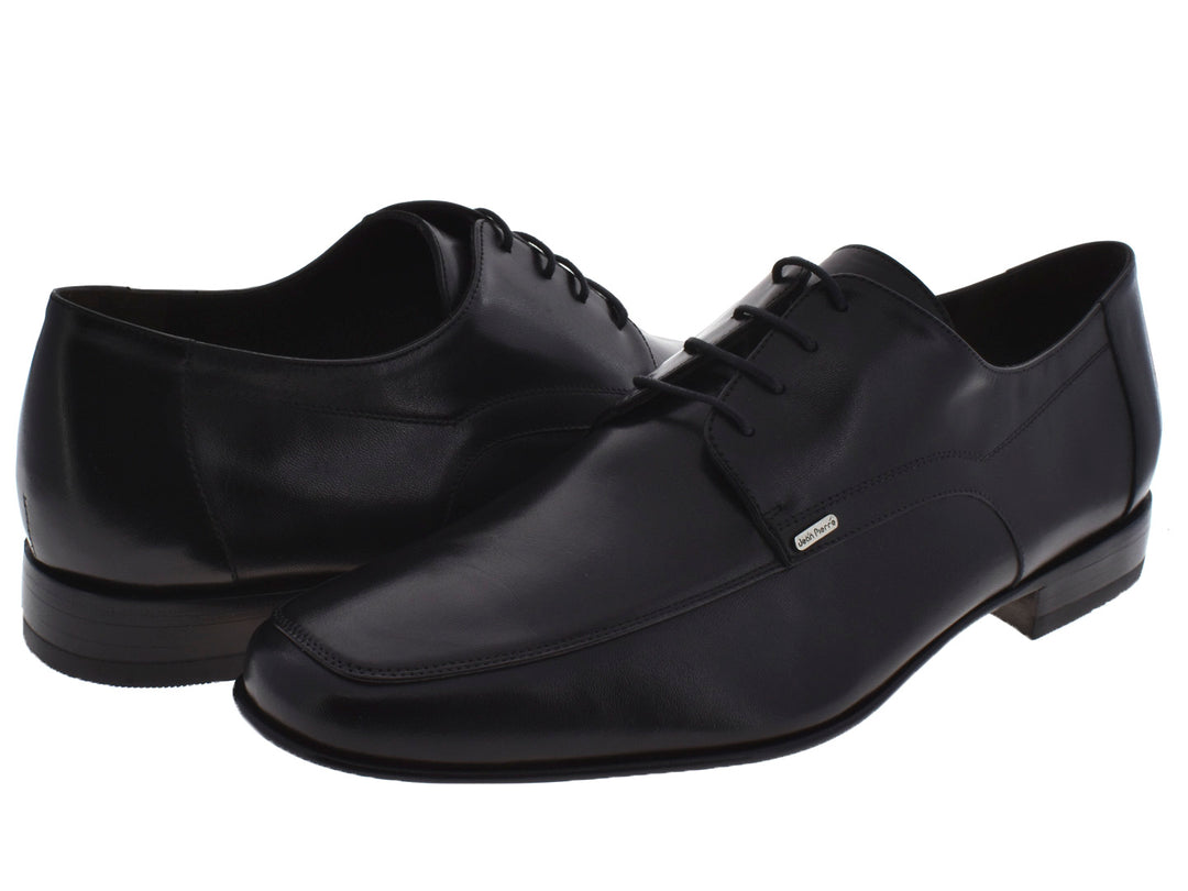 Par de zapatos formales negros para hombre de la marca Jean Pierre con agujetas y acabado brillante.