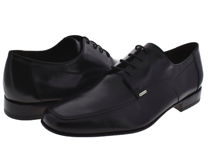 Par de zapatos formales negros para hombre de la marca Jean Pierre con agujetas y acabado brillante.