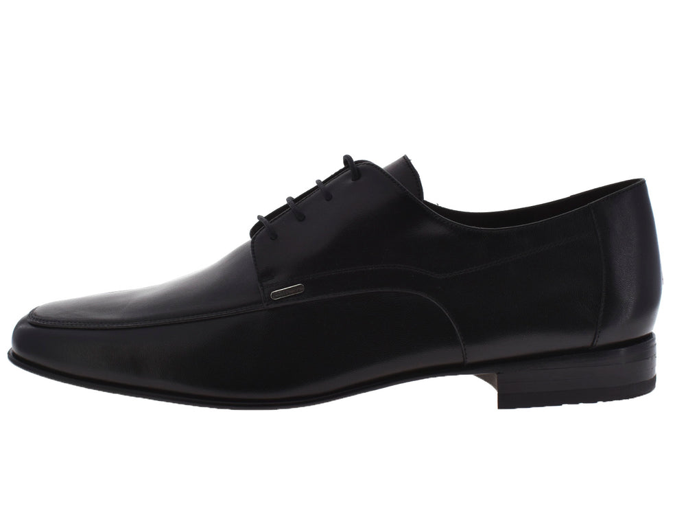 Par de zapatos formales negros para hombre de la marca Jean Pierre con agujetas y acabado brillante.