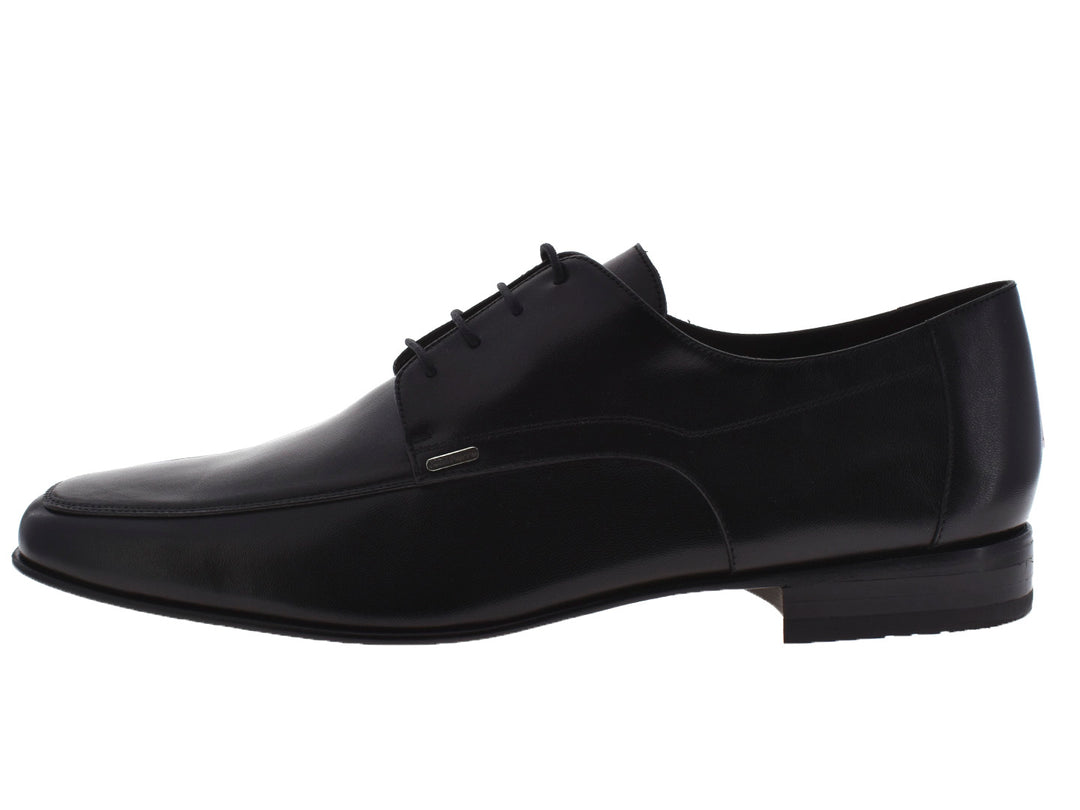 Par de zapatos formales negros para hombre de la marca Jean Pierre con agujetas y acabado brillante.