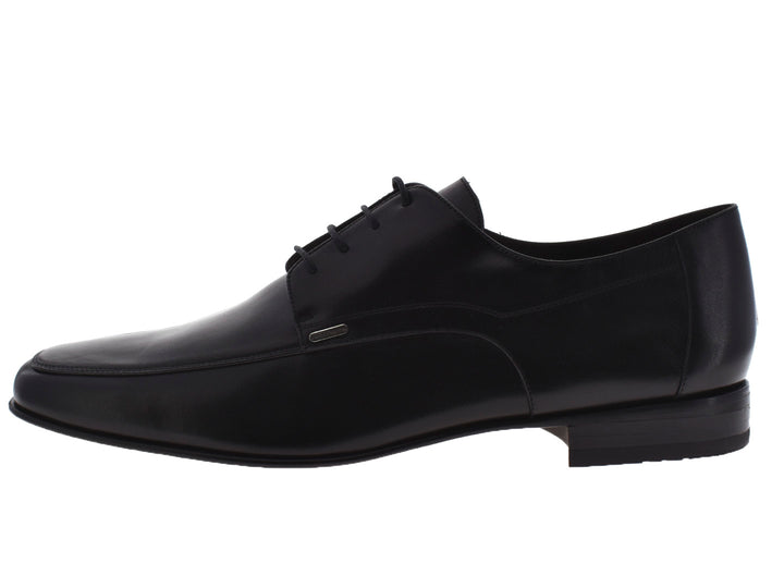 Par de zapatos formales negros para hombre de la marca Jean Pierre con agujetas y acabado brillante.