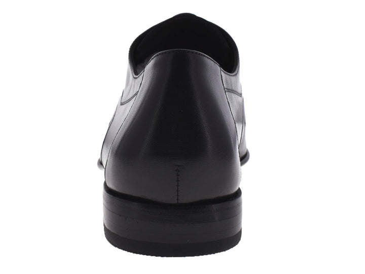 Par de zapatos formales negros para hombre de la marca Jean Pierre con agujetas y acabado brillante.