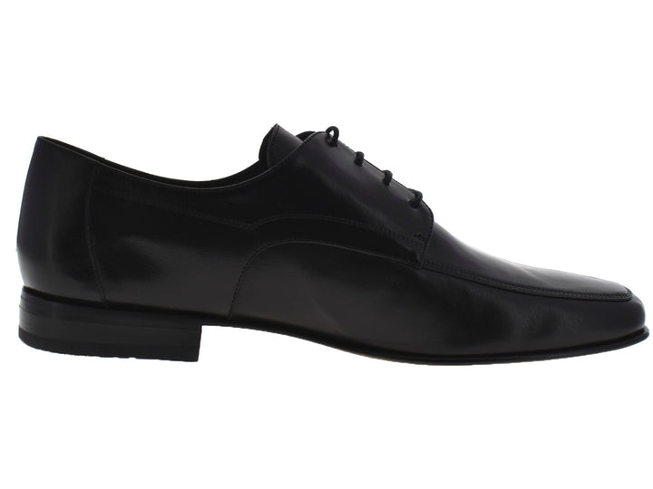 Par de zapatos formales negros para hombre de la marca Jean Pierre con agujetas y acabado brillante.