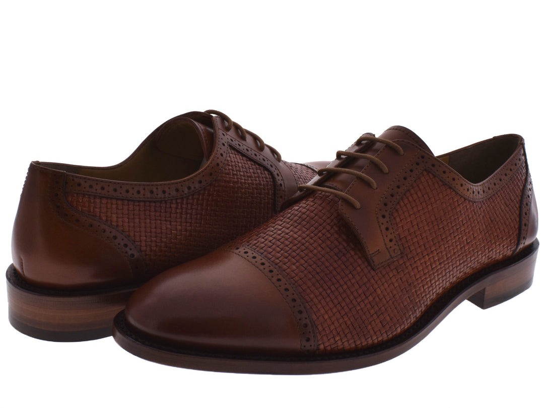 Zapatos para hombre de cuero color miel con detalles tejidos y cordones.