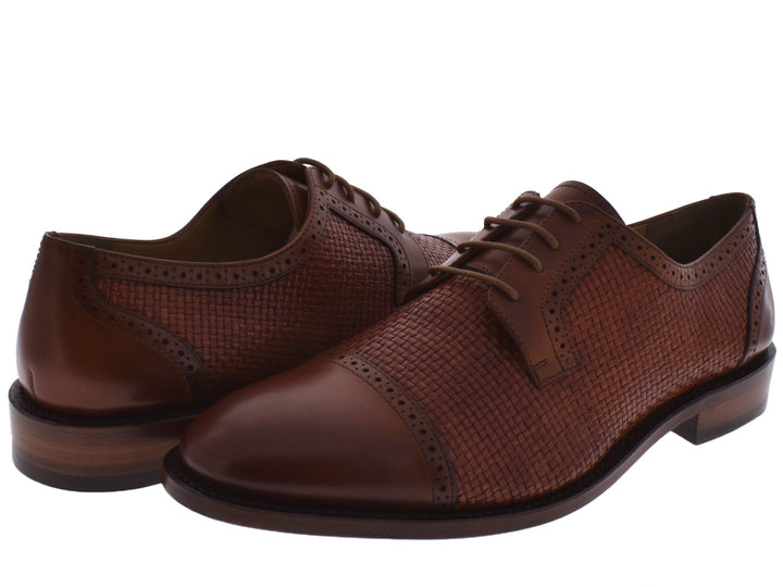 Zapatos para hombre de cuero color miel con detalles tejidos y cordones.