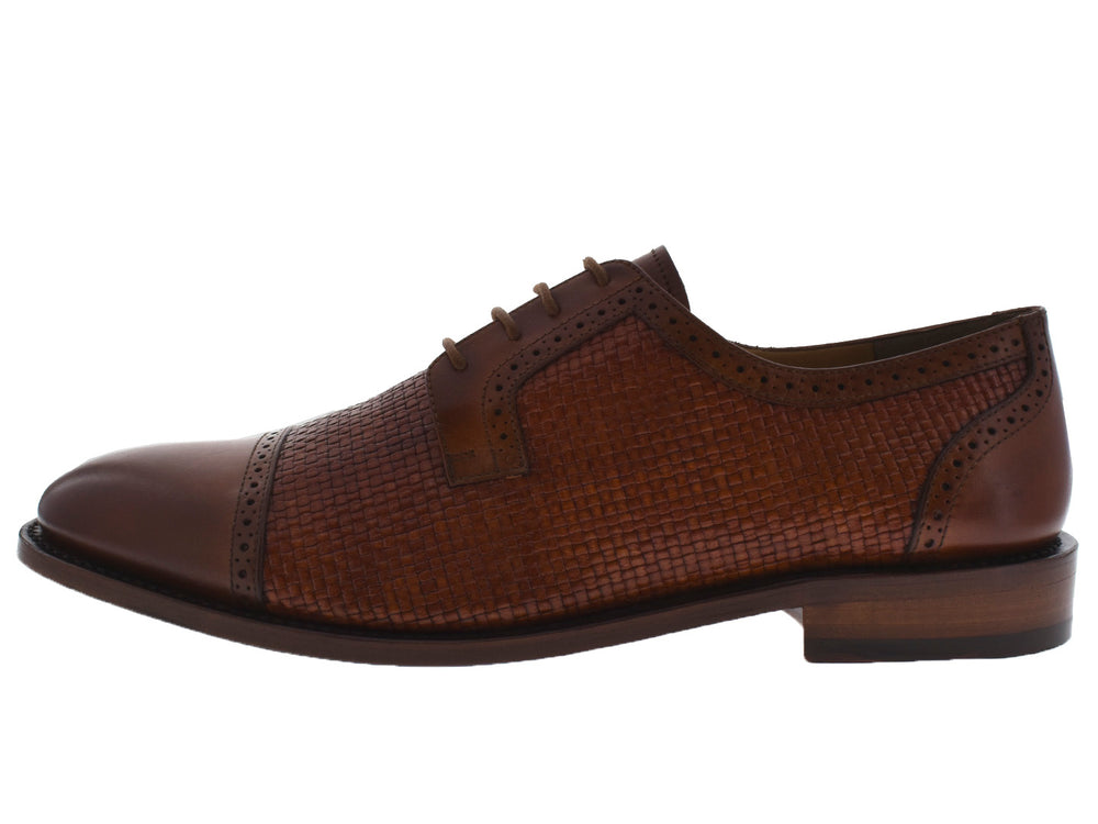 Zapatos para hombre de cuero color miel con detalles tejidos y cordones.