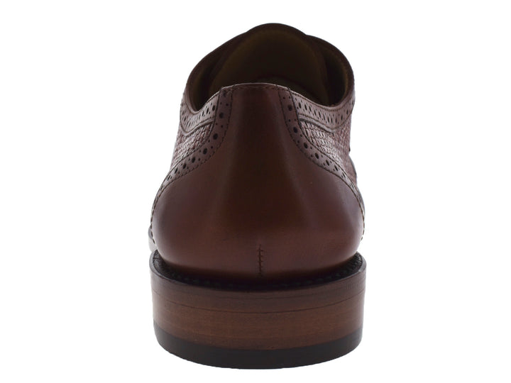 Zapatos para hombre de cuero color miel con detalles tejidos y cordones.