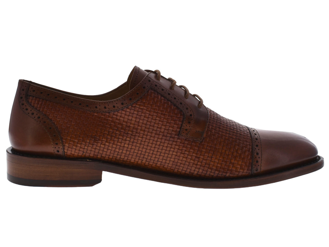 Zapatos para hombre de cuero color miel con detalles tejidos y cordones.