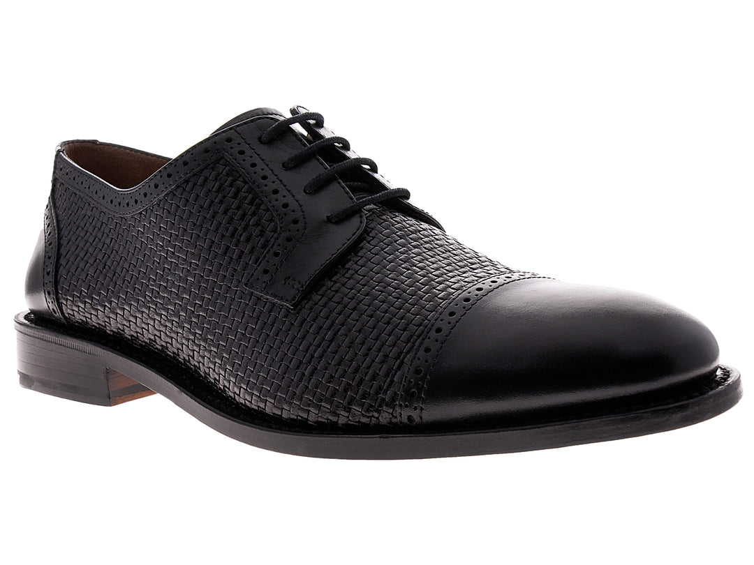 Zapato Oxford de cuero negro para hombre con cuerpo tejido y punta lisa brillante.
