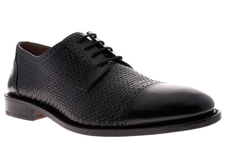 Zapato Oxford de cuero negro para hombre con cuerpo tejido y punta lisa brillante.