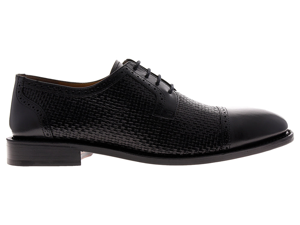 Zapato Oxford de cuero negro para hombre con cuerpo tejido y punta lisa brillante.