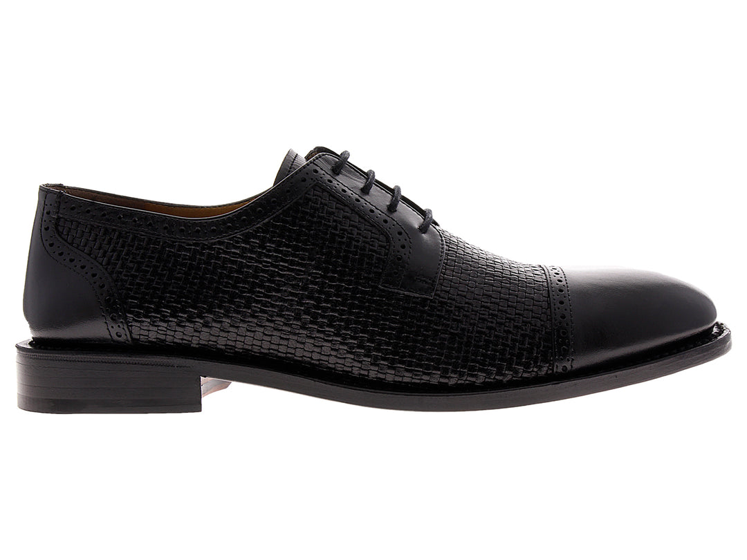 Zapato Oxford de cuero negro para hombre con cuerpo tejido y punta lisa brillante.